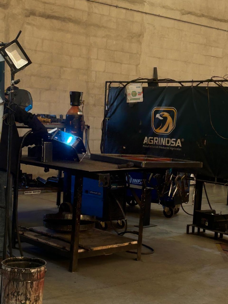 Planta de manufactura Agrindsa fabricando implementos agrícolas